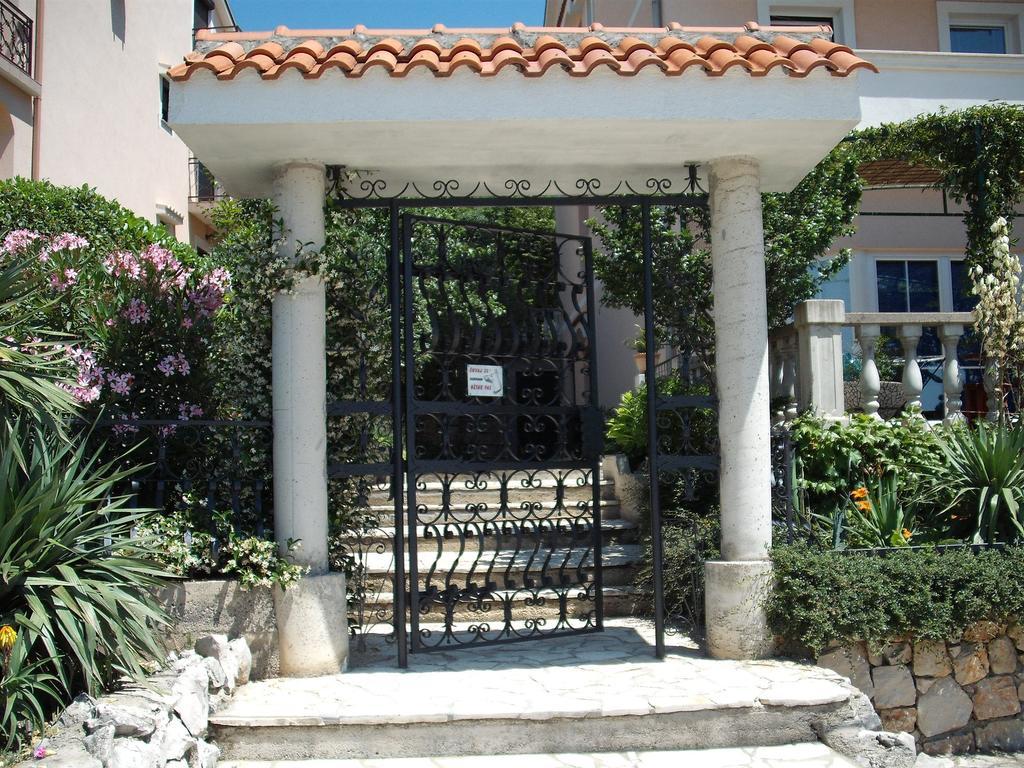 Apartments Velic Crikvenica Bagian luar foto